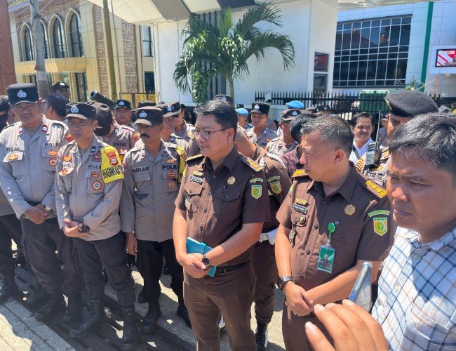 TEMUI: Kasi Penkum Kejati Bengkulu Fri Wisdom S. Sumbayak saat menemui masa aksi Rabu 22-04-2026, dia memastikan laporan dugaan aktivitas ilegal PT RAA ditindaklanjuti. Warga desak penegakan hukum atas dugaan sawit tanpa izin selama 17 tahun.