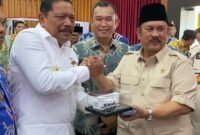 CENDERAMATA: Wakil Gubernur Bengkulu Mian memberikan cenderamata kepada Menteri PPN/Kepala Bappenas, Rachmat Pambudy. Dalam kesempatan kedatangan Menteri pada Kamis 23 April 2026 itu, Pemprov Bengkulu usulkan pengembangan kawasan industri Pulau Baai, tol hingga perkeretaapian untuk dorong bioindustri dan ekonomi hijau berkelanjutan. FOTO: IST//MBG.
