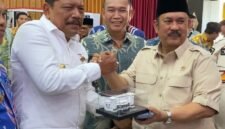 CENDERAMATA: Wakil Gubernur Bengkulu Mian memberikan cenderamata kepada Menteri PPN/Kepala Bappenas, Rachmat Pambudy. Dalam kesempatan kedatangan Menteri pada Kamis 23 April 2026 itu, Pemprov Bengkulu usulkan pengembangan kawasan industri Pulau Baai, tol hingga perkeretaapian untuk dorong bioindustri dan ekonomi hijau berkelanjutan. FOTO: IST//MBG.