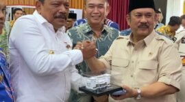 CENDERAMATA: Wakil Gubernur Bengkulu Mian memberikan cenderamata kepada Menteri PPN/Kepala Bappenas, Rachmat Pambudy. Dalam kesempatan kedatangan Menteri pada Kamis 23 April 2026 itu, Pemprov Bengkulu usulkan pengembangan kawasan industri Pulau Baai, tol hingga perkeretaapian untuk dorong bioindustri dan ekonomi hijau berkelanjutan. FOTO: IST//MBG.