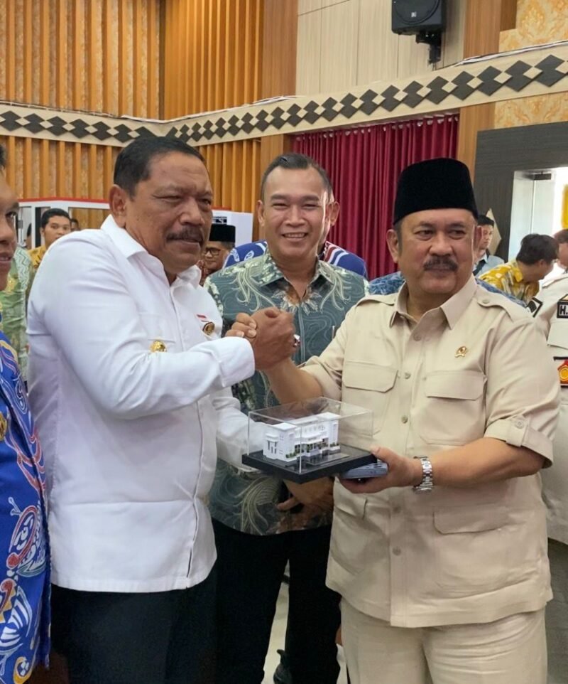 CENDERAMATA: Wakil Gubernur Bengkulu Mian memberikan cenderamata kepada Menteri PPN/Kepala Bappenas, Rachmat Pambudy. Dalam kesempatan kedatangan Menteri pada Kamis 23 April 2026 itu, Pemprov Bengkulu usulkan pengembangan kawasan industri Pulau Baai, tol hingga perkeretaapian untuk dorong bioindustri dan ekonomi hijau berkelanjutan. FOTO: IST//MBG.
