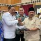 CENDERAMATA: Wakil Gubernur Bengkulu Mian memberikan cenderamata kepada Menteri PPN/Kepala Bappenas, Rachmat Pambudy. Dalam kesempatan kedatangan Menteri pada Kamis 23 April 2026 itu, Pemprov Bengkulu usulkan pengembangan kawasan industri Pulau Baai, tol hingga perkeretaapian untuk dorong bioindustri dan ekonomi hijau berkelanjutan. FOTO: IST//MBG.