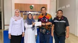 SETOR: GM Pelindo Regional 2 Bengkulu Dimas Rizky Kusmayadi setor PBB Rp1,6 miliar ke Pemkot Bengkulu, menjadi penyumbang terbesar PAD dan dorong pembangunan daerah.