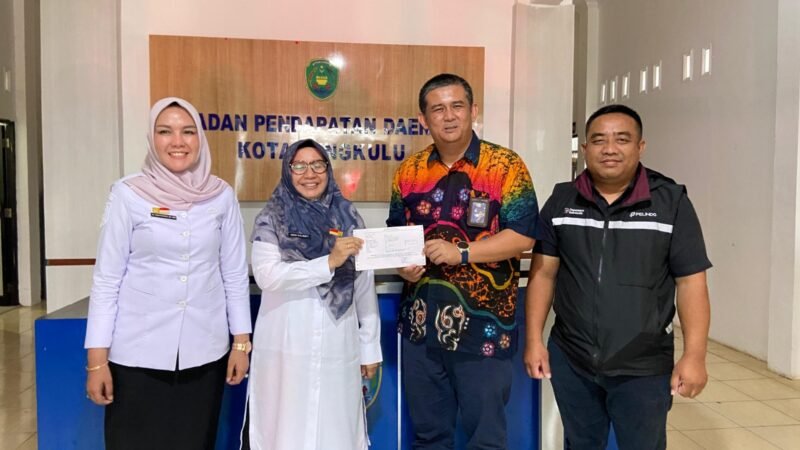 SETOR: GM Pelindo Regional 2 Bengkulu Dimas Rizky Kusmayadi setor PBB Rp1,6 miliar ke Pemkot Bengkulu, menjadi penyumbang terbesar PAD dan dorong pembangunan daerah.
