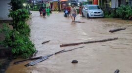 Dandim 0409/Rejang Lebong Letkol Inf Agung Lewis Oktorada menerjunkan 20 personel TNI membantu warga terdampak banjir di Kabupaten Lebong akibat meluapnya Sungai Ketahun.
