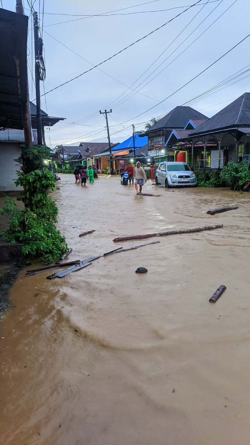 Dandim 0409/Rejang Lebong Letkol Inf Agung Lewis Oktorada menerjunkan 20 personel TNI membantu warga terdampak banjir di Kabupaten Lebong akibat meluapnya Sungai Ketahun.
