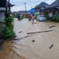 Dandim 0409/Rejang Lebong Letkol Inf Agung Lewis Oktorada menerjunkan 20 personel TNI membantu warga terdampak banjir di Kabupaten Lebong akibat meluapnya Sungai Ketahun.