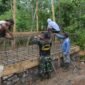 Pembangunan Jembatan Gantung Garuda di Desa Lubuk Bingin Baru Rejang Lebong mencapai 61 persen. Gotong royong TNI dan warga menjadi kunci percepatan pembangunan akses penghubung desa.