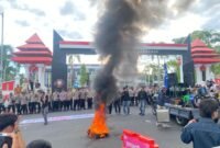 DEMO: Puluhan mahasiswa Bengkulu gelar demo May Day 2026, masa lakukan bakar ban bentuk protes. masa tuntut hak buruh dan soroti ketidakhadiran Gubernur. Aksi sempat memanas di depan kantor gubernur. (SENIN-04-05-2026)-- FOTO: HANDI//MBG.