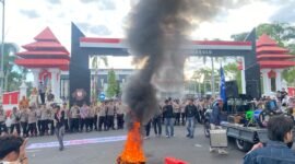 DEMO: Puluhan mahasiswa Bengkulu gelar demo May Day 2026, masa lakukan bakar ban bentuk protes. masa tuntut hak buruh dan soroti ketidakhadiran Gubernur. Aksi sempat memanas di depan kantor gubernur. (SENIN-04-05-2026)-- FOTO: HANDI//MBG.