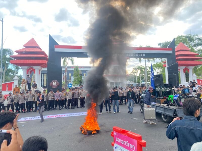 DEMO: Puluhan mahasiswa Bengkulu gelar demo May Day 2026, masa lakukan bakar ban bentuk protes. masa tuntut hak buruh dan soroti ketidakhadiran Gubernur. Aksi sempat memanas di depan kantor gubernur. (SENIN-04-05-2026)-- FOTO: HANDI//MBG.