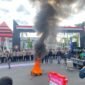 DEMO: Puluhan mahasiswa Bengkulu gelar demo May Day 2026, masa lakukan bakar ban bentuk protes. masa tuntut hak buruh dan soroti ketidakhadiran Gubernur. Aksi sempat memanas di depan kantor gubernur. (SENIN-04-05-2026)-- FOTO: HANDI//MBG.
