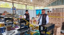 SITA: Anggota Polda Bengkulu Polda Bengkulu menggerebek gudang oplosan Minyakita di Sawah Lebar dan menyita 108 ribu kemasan. Selain memalsukan label, pelaku juga mengurangi isi minyak hingga merugikan konsumen. (Senin 04/05/2026) -- FOTO: IST//MBG.