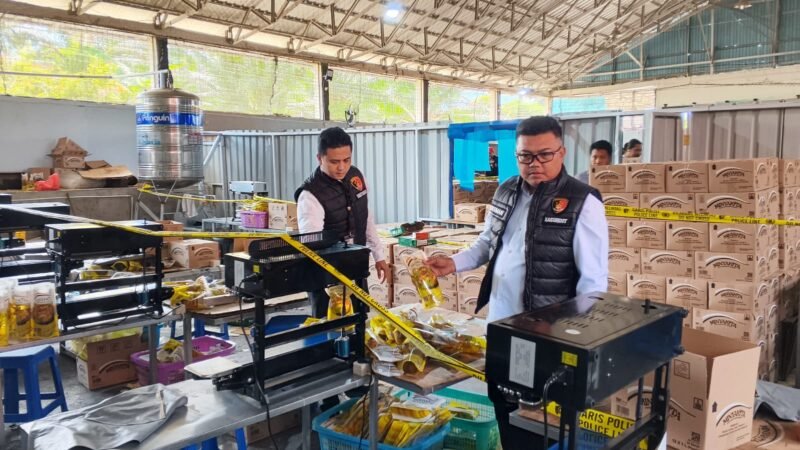 SITA: Anggota Polda Bengkulu Polda Bengkulu menggerebek gudang oplosan Minyakita di Sawah Lebar dan menyita 108 ribu kemasan. Selain memalsukan label, pelaku juga mengurangi isi minyak hingga merugikan konsumen. (Senin 04/05/2026) -- FOTO: IST//MBG.