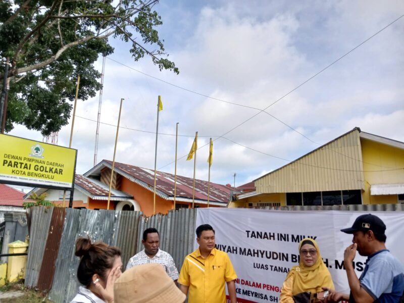 DPD Partai Golkar Kota Bengkulu melalui Ketua Mardensi dan kuasa hukum Aan Julianda menegaskan akan menempuh jalur hukum terkait pemagaran kantor Golkar yang dinilai dilakukan tanpa dasar hukum jelas.