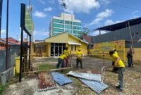 BONGKAR: Puluhan kader Partai Golkar Kota Bengkulu membongkar pagar seng yang dipasang pihak ahli waris di kantor DPD Golkar. Mardensi menegaskan kader siap mempertahankan marwah partai. (SABTU-09-05-2026)-- FOTO: HANDI//MBG.
