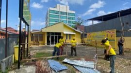 BONGKAR: Puluhan kader Partai Golkar Kota Bengkulu membongkar pagar seng yang dipasang pihak ahli waris di kantor DPD Golkar. Mardensi menegaskan kader siap mempertahankan marwah partai. (SABTU-09-05-2026)-- FOTO: HANDI//MBG.