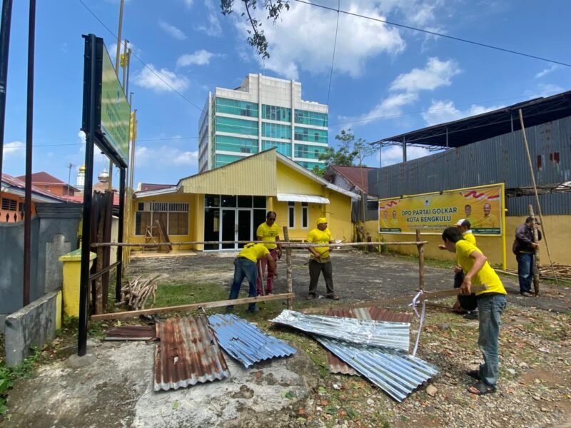 BONGKAR: Puluhan kader Partai Golkar Kota Bengkulu membongkar pagar seng yang dipasang pihak ahli waris di kantor DPD Golkar. Mardensi menegaskan kader siap mempertahankan marwah partai. (SABTU-09-05-2026)-- FOTO: HANDI//MBG.