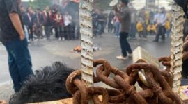 DEMO: Puluhan mahasiswa Aliansi Bengkulu Mengingat menyegel Kantor DPRD Provinsi Bengkulu saat aksi Hardiknas 2026. Massa menyoroti anggaran pendidikan, nasib guru non-ASN hingga dugaan komersialisasi sekolah. SELASA-12-05-2026-- FOTO: HANDI//MBG.