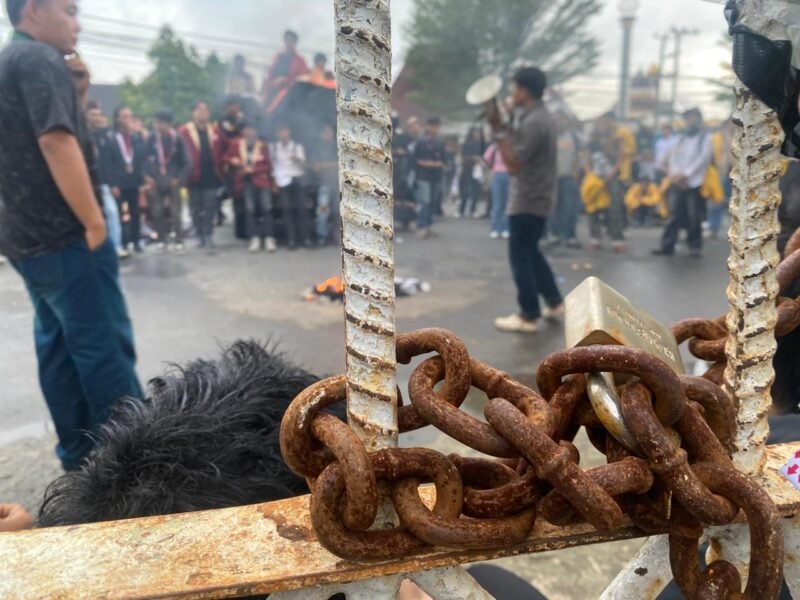 DEMO: Puluhan mahasiswa Aliansi Bengkulu Mengingat menyegel Kantor DPRD Provinsi Bengkulu saat aksi Hardiknas 2026. Massa menyoroti anggaran pendidikan, nasib guru non-ASN hingga dugaan komersialisasi sekolah. SELASA-12-05-2026-- FOTO: HANDI//MBG.