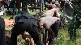 Pemkab Lebong bersama TNI-Polri kembali menggelar gotong royong pasca banjir di Bingin Kuning untuk mempercepat pemulihan lingkungan dan membantu masyarakat terdampak.