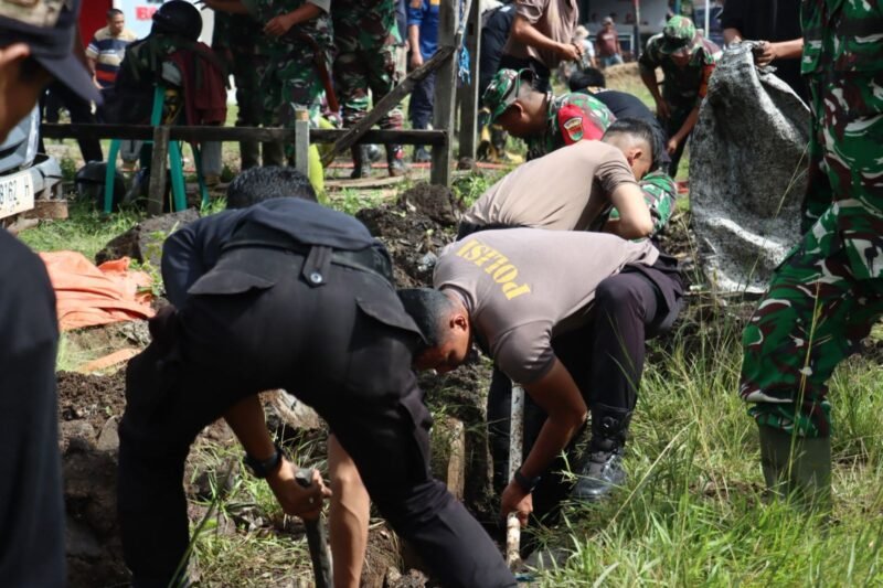 Pemkab Lebong bersama TNI-Polri kembali menggelar gotong royong pasca banjir di Bingin Kuning untuk mempercepat pemulihan lingkungan dan membantu masyarakat terdampak.