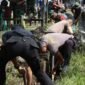 Pemkab Lebong bersama TNI-Polri kembali menggelar gotong royong pasca banjir di Bingin Kuning untuk mempercepat pemulihan lingkungan dan membantu masyarakat terdampak.