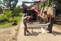 Pembangunan Jembatan Perintis Garuda di Taba Penanjung memasuki tahap pemasangan badan jembatan. Kodim 0407 bersama warga optimistis pembangunan segera selesai dan membantu perekonomian masyarakat.