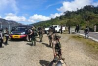 Satgas Ops Damai Cartenz 2026 bersama Polres Intan Jaya dan Kodim 1705 melaksanakan patroli gabungan humanis di Distrik Sugapa untuk menjaga keamanan dan kenyamanan masyarakat Papua Tengah.