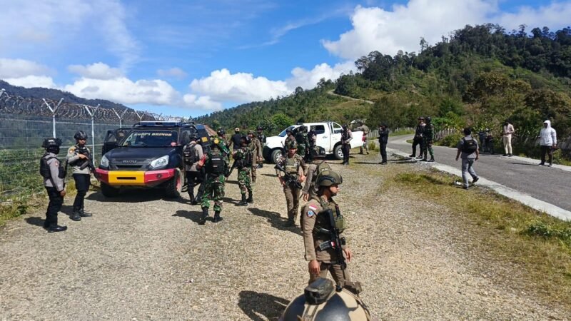 Satgas Ops Damai Cartenz 2026 bersama Polres Intan Jaya dan Kodim 1705 melaksanakan patroli gabungan humanis di Distrik Sugapa untuk menjaga keamanan dan kenyamanan masyarakat Papua Tengah.