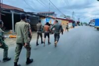 AMANKAN: Satpol PP Kota Bengkulu mengamankan ODGJ berinisial J yang meresahkan warga di Pasar Minggu. ODGJ tersebut kini dibawa ke RSKJ Lingkar Barat untuk penanganan medis. (JUMAT-15-05-2026)--FOTO: HANDI//MBG.