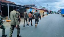 AMANKAN: Satpol PP Kota Bengkulu mengamankan ODGJ berinisial J yang meresahkan warga di Pasar Minggu. ODGJ tersebut kini dibawa ke RSKJ Lingkar Barat untuk penanganan medis. (JUMAT-15-05-2026)--FOTO: HANDI//MBG.