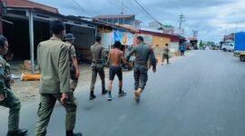 AMANKAN: Satpol PP Kota Bengkulu mengamankan ODGJ berinisial J yang meresahkan warga di Pasar Minggu. ODGJ tersebut kini dibawa ke RSKJ Lingkar Barat untuk penanganan medis. (JUMAT-15-05-2026)--FOTO: HANDI//MBG.