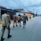 AMANKAN: Satpol PP Kota Bengkulu mengamankan ODGJ berinisial J yang meresahkan warga di Pasar Minggu. ODGJ tersebut kini dibawa ke RSKJ Lingkar Barat untuk penanganan medis. (JUMAT-15-05-2026)--FOTO: HANDI//MBG.
