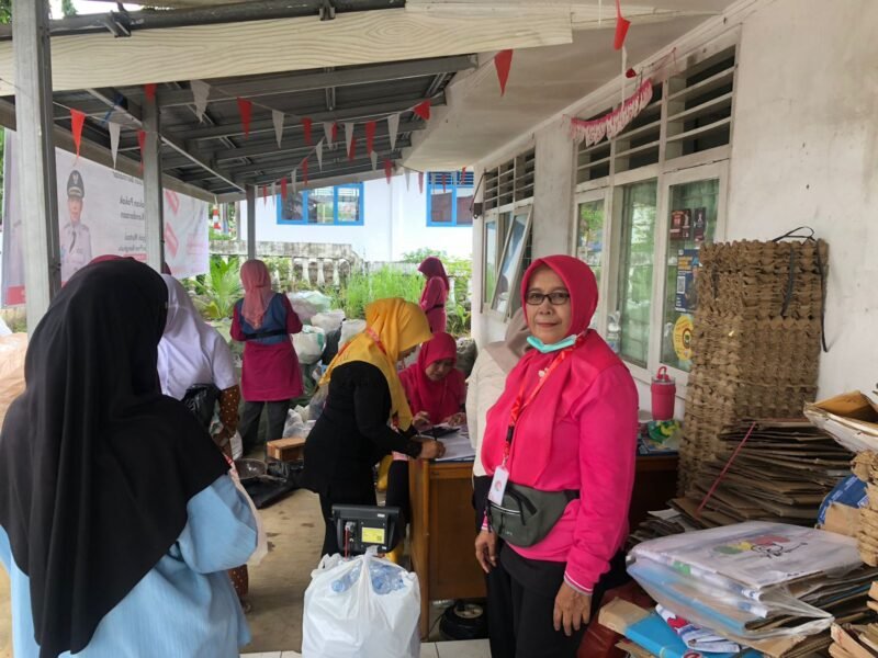KUMPULKAM: Bank Sampah Srikandi Merah Putih di Padang Harapan Bengkulu berhasil mengubah sampah rumah tangga menjadi tabungan warga dengan total saldo mencapai Rp25 juta.