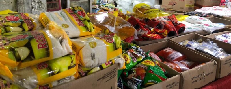 SEMBAKO: Harga sembako di Bengkulu mengalami kenaikan dalam beberapa hari terakhir. Minyak goreng, gula pasir hingga tepung terigu naik dan mulai dikeluhkan warga serta pedagang Pasar Minggu Kota Bengkulu. (SABTU-16-05-2026)-- FOTO: HANDI//MBG.