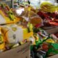 SEMBAKO: Harga sembako di Bengkulu mengalami kenaikan dalam beberapa hari terakhir. Minyak goreng, gula pasir hingga tepung terigu naik dan mulai dikeluhkan warga serta pedagang Pasar Minggu Kota Bengkulu. (SABTU-16-05-2026)-- FOTO: HANDI//MBG.