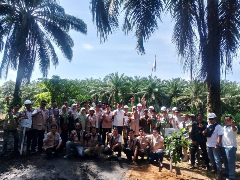 TANAM: MAPEL Bengkulu bersama PT Bio Teknologi Nusantara menanam 1.000 pohon di DAS Sei Lemau, Bengkulu Tengah, sebagai komitmen menjaga kelestarian lingkungan dan mencegah banjir.(SELASA-19-05-2026)-- FOTO//MBG.