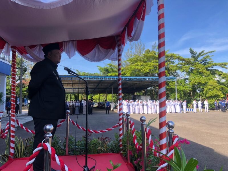 Wakil Wali Kota Bengkulu Ronny PL Tobing marah saat upacara Harkitnas ke-118 setelah mendapati sejumlah ASN tidak berada di barisan dan memilih berteduh di belakang peserta. (RABU-20-05-2026)-- FOTO: HANDI//MBG.