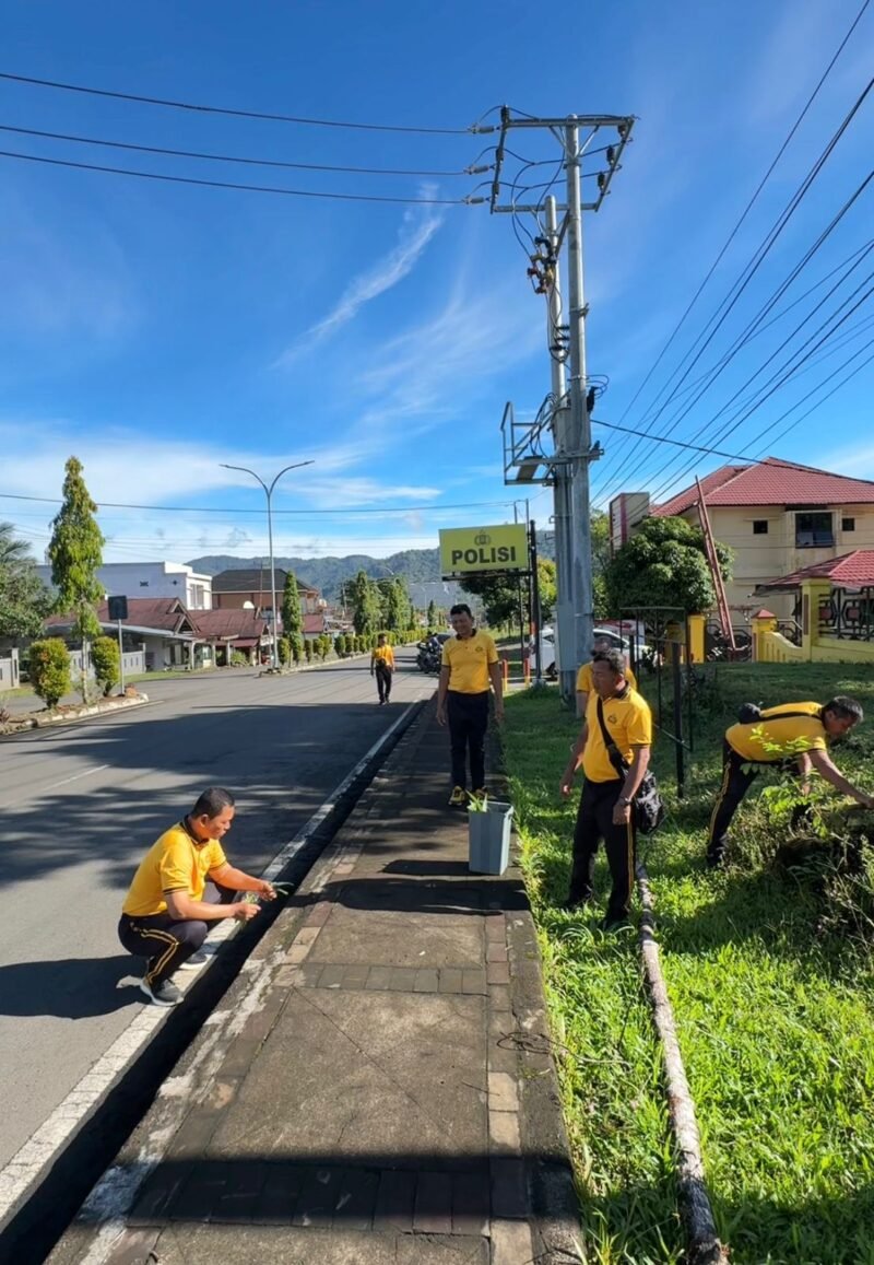 Polres Lebong menggelar Gerakan Indonesia Asri 2026 dengan membersihkan Mako Polres untuk meningkatkan kenyamanan pelayanan masyarakat dan membangun kepercayaan publik. (JUMAT-22-05-2026)-- FOTO: IST//MBG.