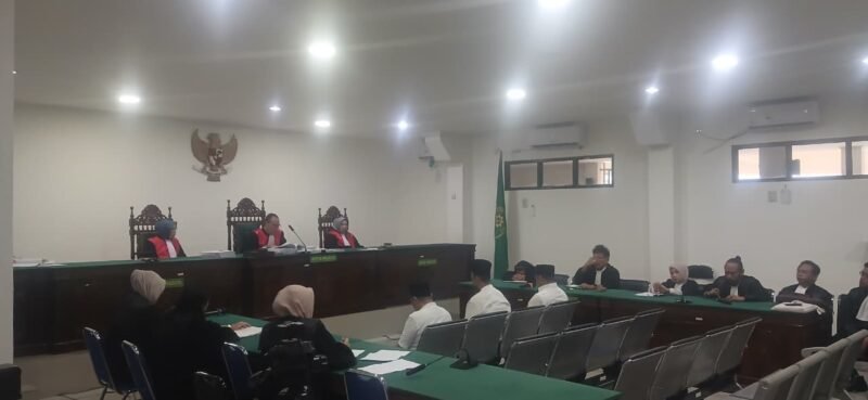 Tiga terdakwa korupsi perekrutan PHL Perumda Tirta Hidayah Bengkulu divonis penjara dan diwajibkan membayar uang pengganti miliaran rupiah oleh Pengadilan Tipikor Bengkulu.