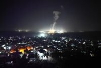 STuEB mengkritik sistem kelistrikan terpusat usai blackout Sumatera 2026. Mereka mendorong pemerintah beralih ke energi bersih dan menghentikan ketergantungan pada batu bara.
