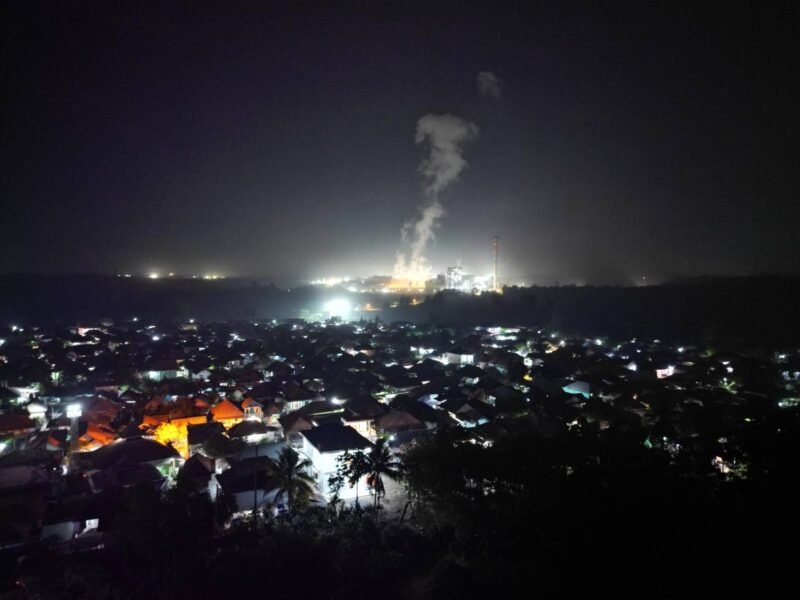 STuEB mengkritik sistem kelistrikan terpusat usai blackout Sumatera 2026. Mereka mendorong pemerintah beralih ke energi bersih dan menghentikan ketergantungan pada batu bara.