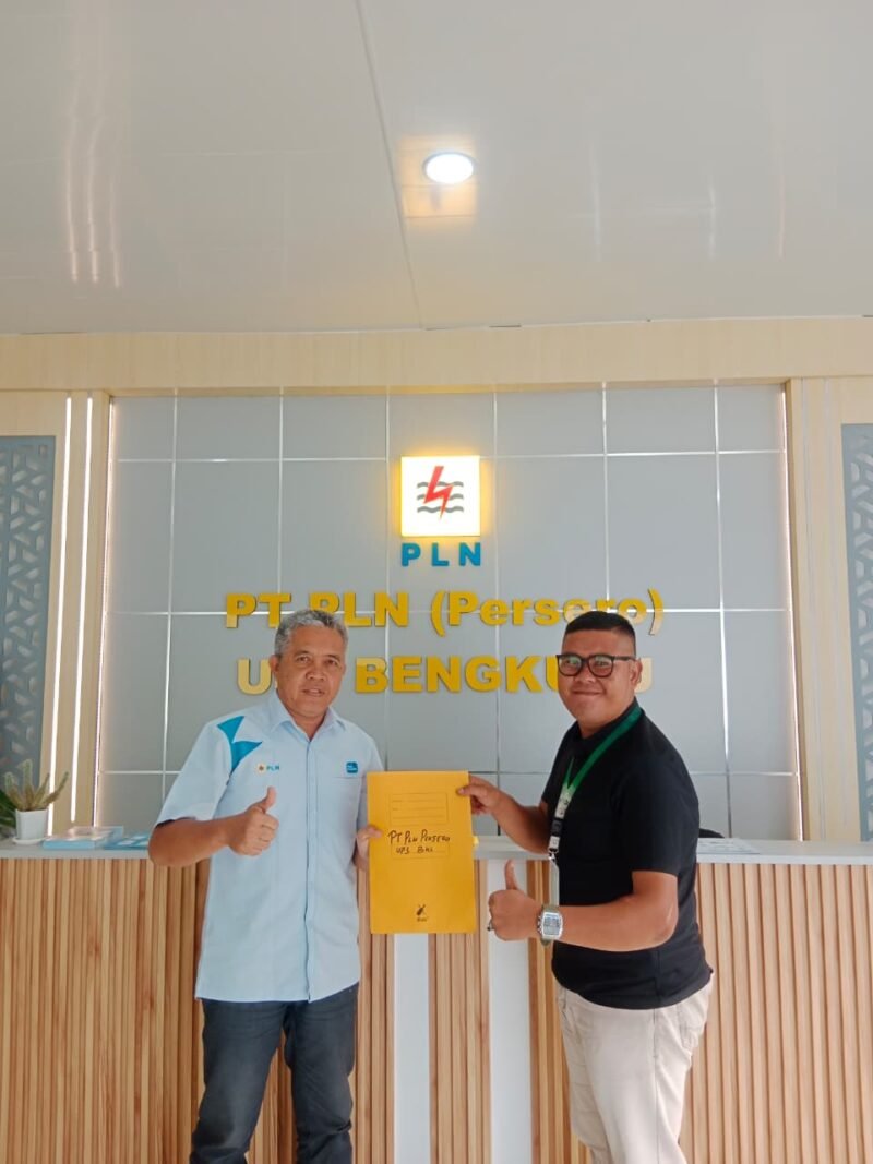 Warga Sidodadi Kepahiang melapor hingga ke UP3 PLN Bengkulu karena kabel listrik estafet yang dinilai berbahaya dan dibiarkan selama 15 tahun tanpa perbaikan.