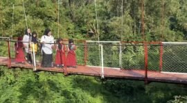 Jembatan Garuda di Rejang Lebong menjadi penyelamat bagi pelajar SDN 111. Kini siswa tidak lagi kesulitan menuju sekolah saat sungai meluap dan musim hujan tiba.