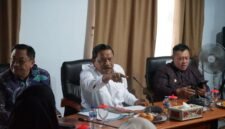 Belasan perusahaan sawit di Mukomuko sepakat kembali mengikuti harga TBS Pemprov Bengkulu sebesar Rp3.465 per kilogram setelah rapat yang dipimpin Wakil Gubernur Mian.