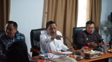 Belasan perusahaan sawit di Mukomuko sepakat kembali mengikuti harga TBS Pemprov Bengkulu sebesar Rp3.465 per kilogram setelah rapat yang dipimpin Wakil Gubernur Mian.