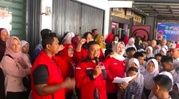 BAGIKAN: Sebanyak 1.513 siswa di Kota Bengkulu menerima bantuan Program Indonesia Pintar (PIP) melalui aspirasi anggota DPR RI Fraksi PDIP, MY Esti Wijayati. Bantuan diberikan untuk siswa SD, SMP, SMA hingga SMK guna mendukung kebutuhan pendidikan dan meringankan beban keluarga. (Jumat-05-06-2026)-- FOTO: HANDI//MBG.