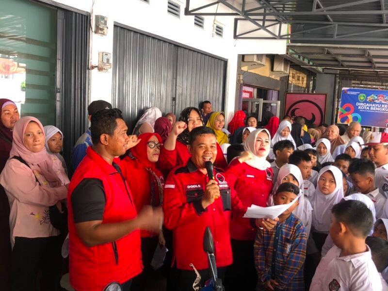 BAGIKAN: Sebanyak 1.513 siswa di Kota Bengkulu menerima bantuan Program Indonesia Pintar (PIP) melalui aspirasi anggota DPR RI Fraksi PDIP, MY Esti Wijayati. Bantuan diberikan untuk siswa SD, SMP, SMA hingga SMK guna mendukung kebutuhan pendidikan dan meringankan beban keluarga. (Jumat-05-06-2026)-- FOTO: HANDI//MBG.