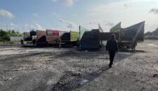 Polda Bengkulu menangkap tiga pelaku jual beli batu bara ilegal di Bengkulu Tengah. Polisi menyita lima truk bermuatan batu bara dan menetapkan tiga tersangka.